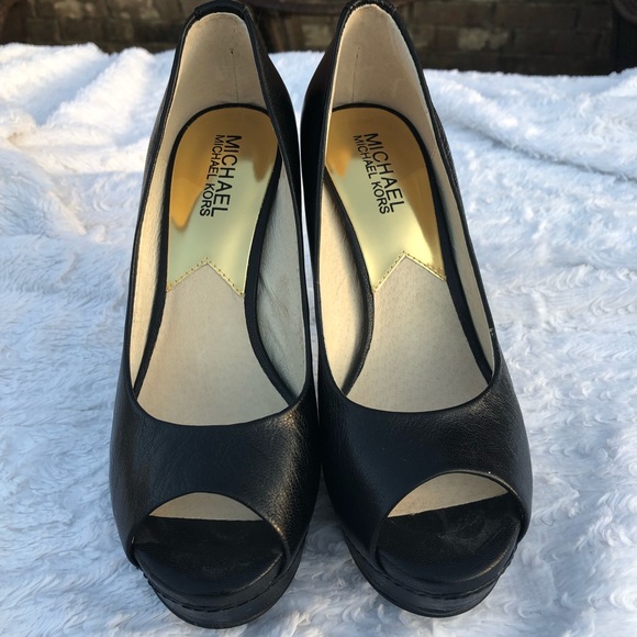 🔥Final SALE🔥Michael Kors Women’s shoes sz 6 - Picture 1 of 4